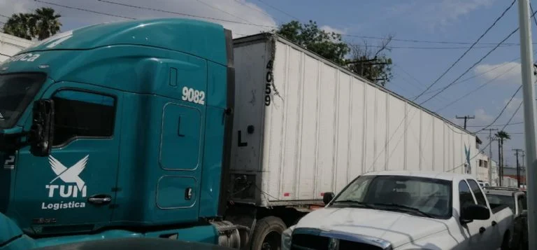Traía los cables de luz arrastrando’: trailero deja sin luz a vecinos del centro en Nuevo Laredo